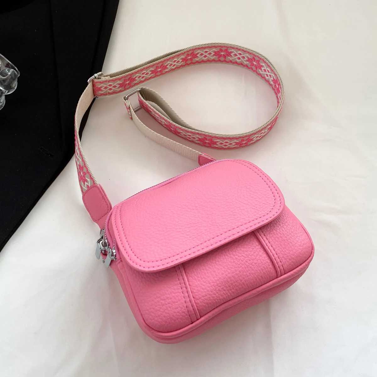 Small square bag with a small design and simple style Student fashion mobile phone bag Casual versatile shoulder messenger bagT2511112