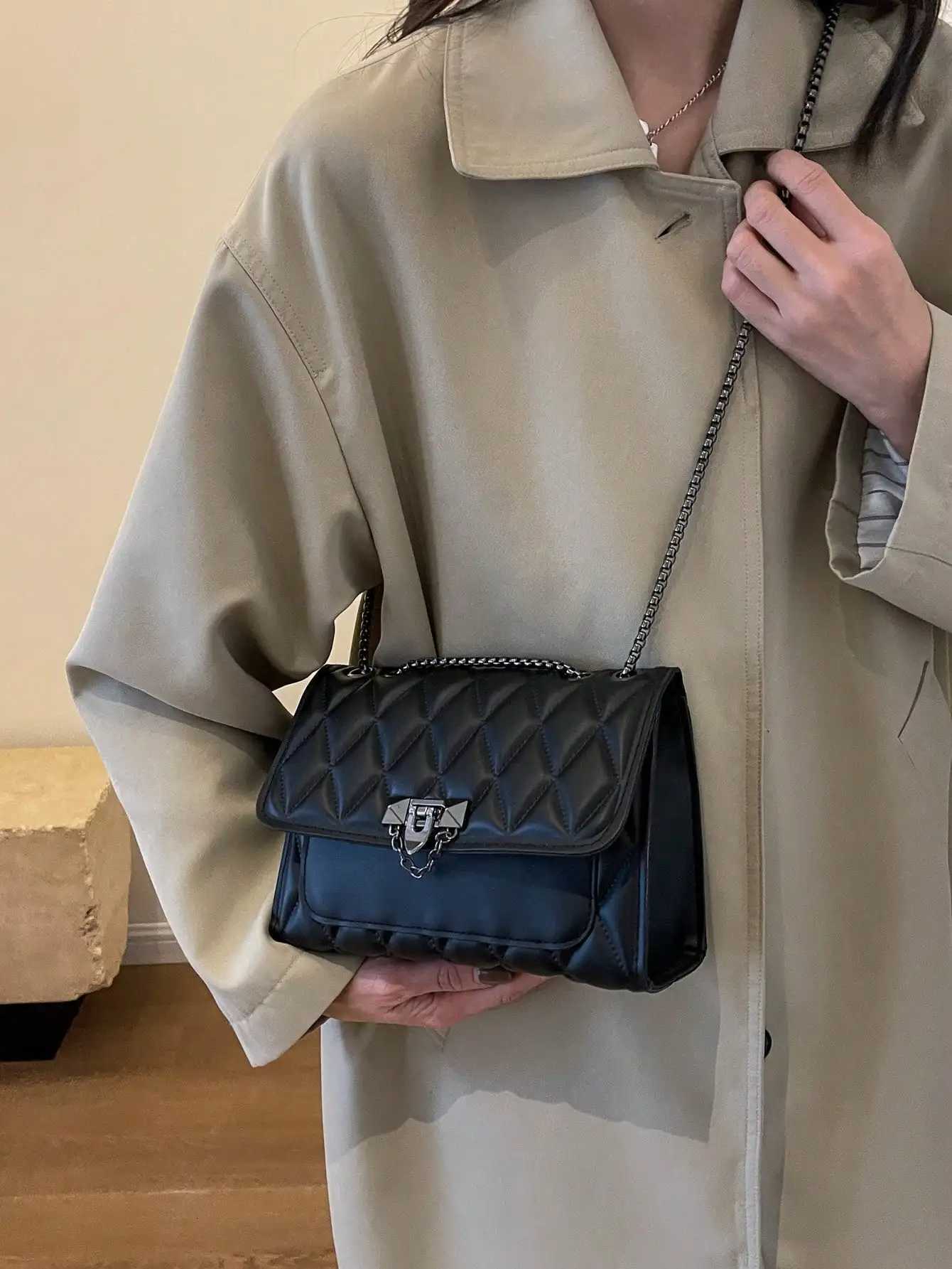 Fashionable Embossed Square Crossbody Bag Diamond Pattern Metal Chain Handbag All-Match Quilted Chain Bag Womens Classic PurseT2511112