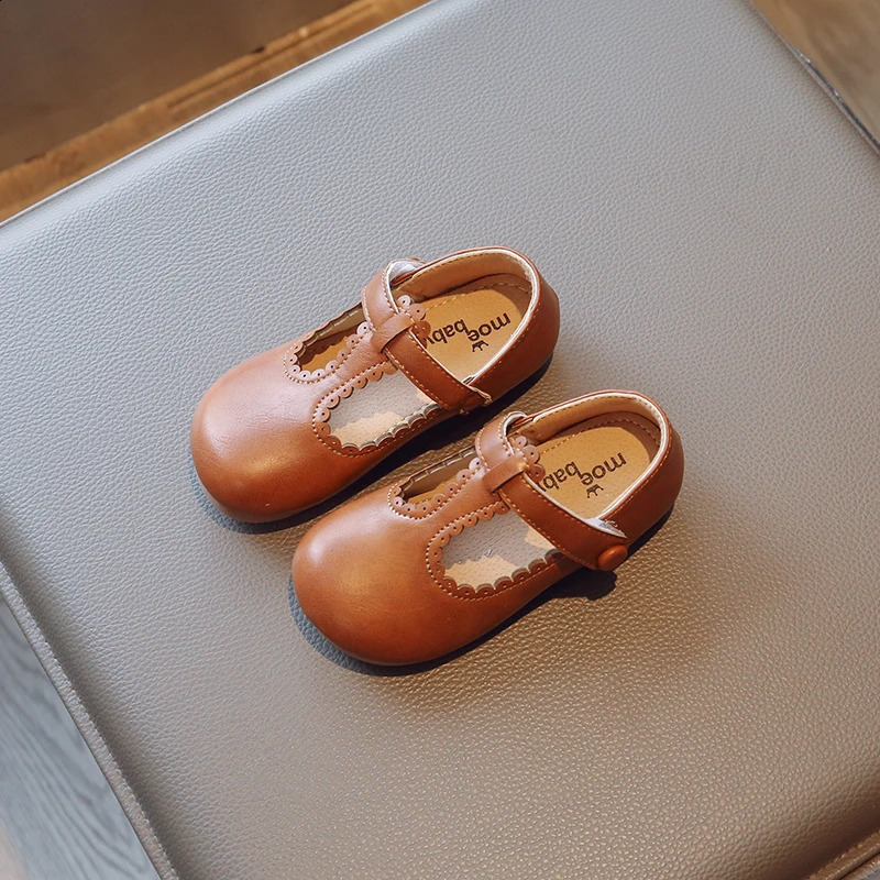 Childrens T-belt leather shoes girls hollow shoes princess shoes boys breathable apartment beige brown childrens baby childrens summer and autumn 2504