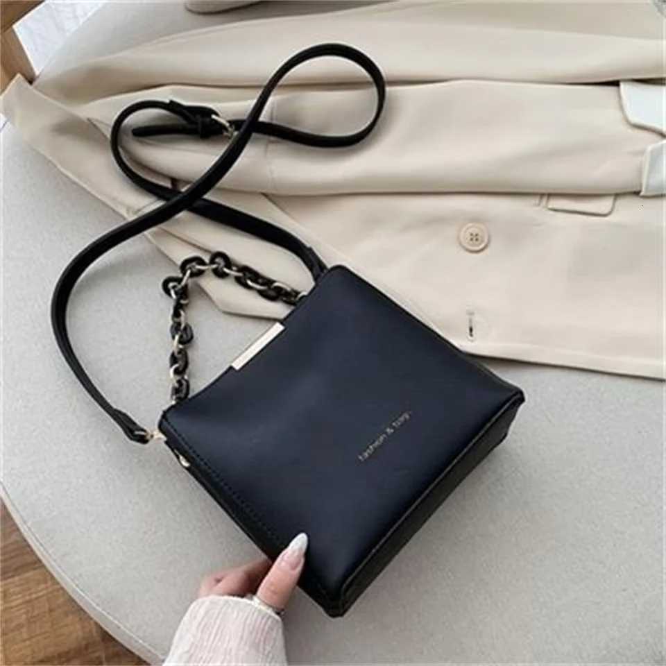 Leisure White Bucket Luxury Handbag for Women Fashion Chain Bag Versatile Crossbody Shoulder Bags Ladies Small Square Bag TotesT2511112