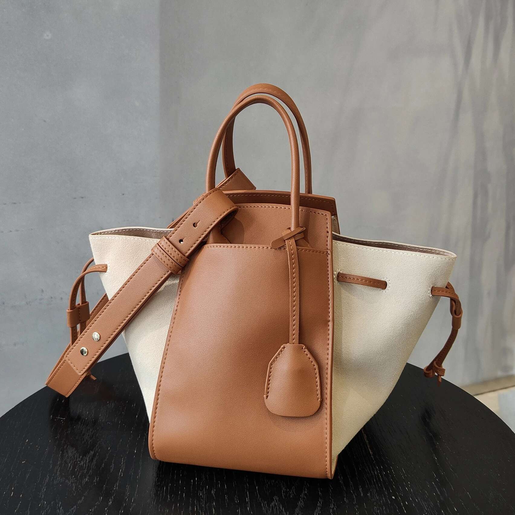 Top Layer Cowhide Wing 2025 New Niche Design Genuine Leather Drawstring Single Shoulder Crossbody Women Hand Bucket Bag