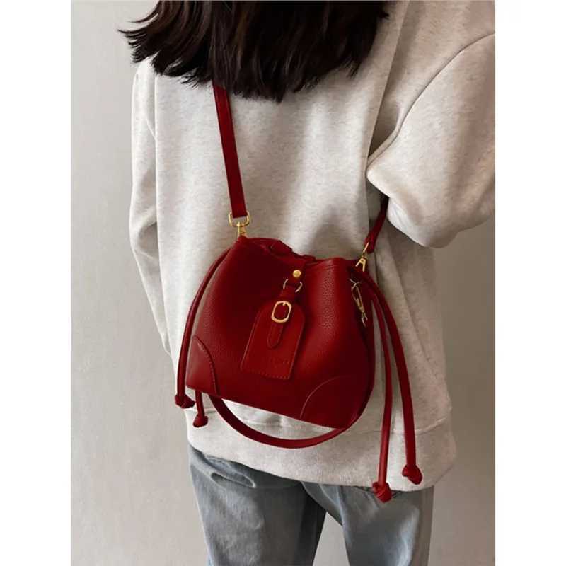 Red French Style Bucket No Zipper Shoulder Bag 2025 New Solid Niche Design Mini Fashion Crossbody Bags Women Versatile Carry BagT2511112