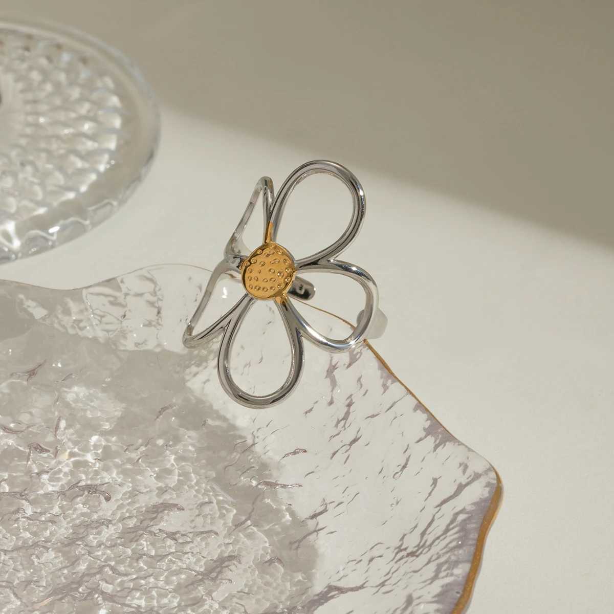 Stainless steel hollow flower retro creative lamp luxury open ring 18K PVD galvanized rust proof fashionable jewelryXJ250412