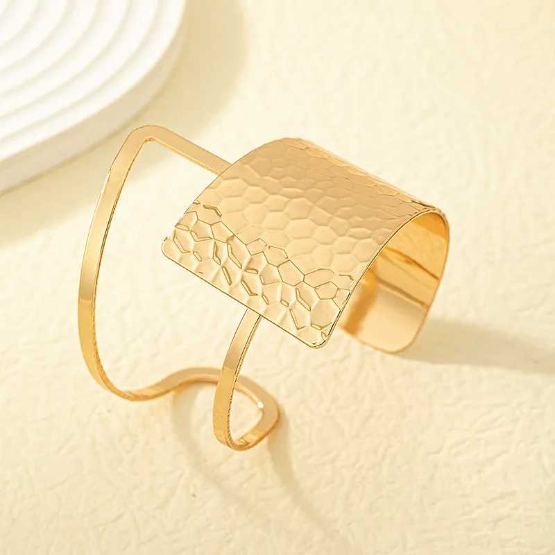 Geometric Open Bracelet for Women Fashion Heart Bracelets Personality Jewelry Luxury Exaggerated Female Bangle AccessoriesC250411