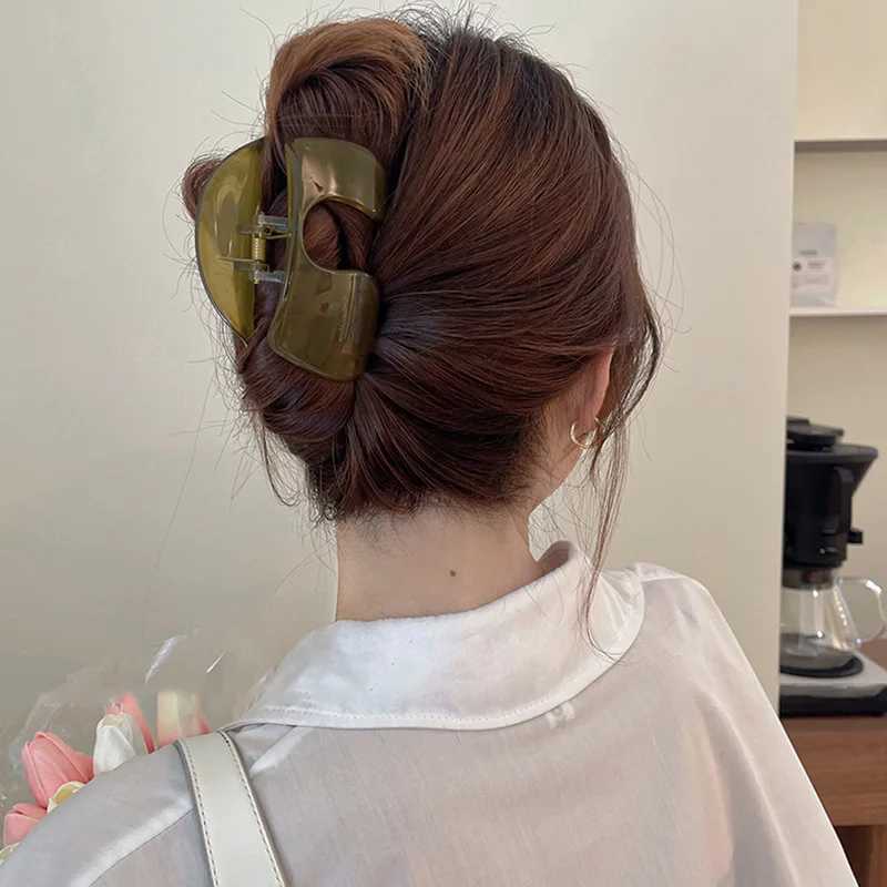 Jelly colored grab bucket hair clip elegant womens large clip hair clip fashionable acrylic shark fish tank hair clip girl hair accessories Y2504012
