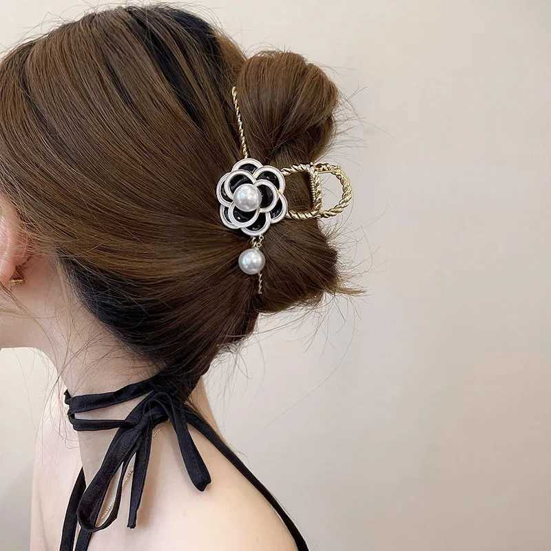 New retro pearl hair claw clip suitable for girls camellias handmade fashionable and elegant ponytail clip decorative ACCESSORI Y2504012