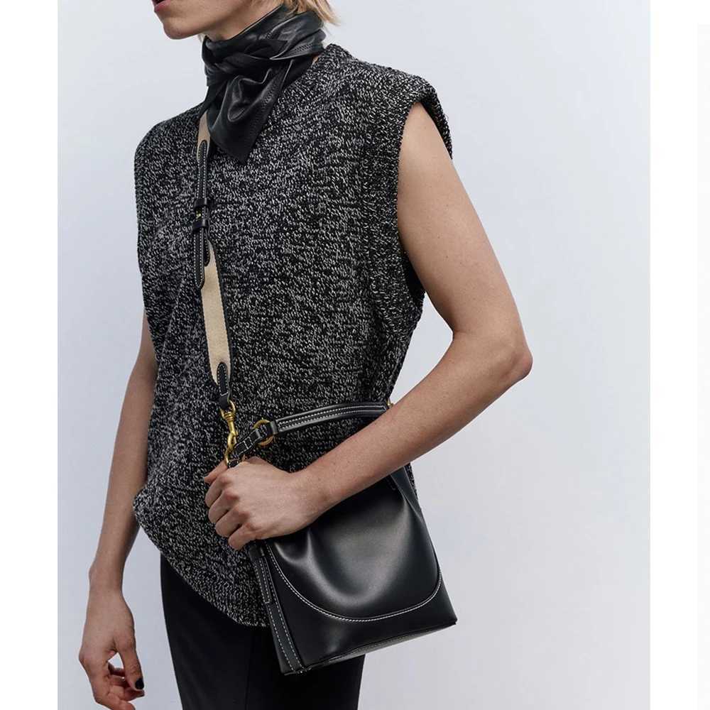 Fi wide shoulder strap bucket bag high-quality shoulder bag mini wallet and handbag womens designer bag 2024 cross body bagXJ250412