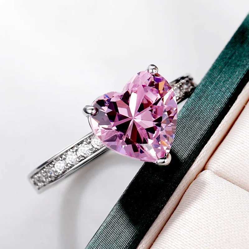 Romantic pink heart-shaped ring suitable for womens cubic zirconia bridal wedding parties equipped with minimalist fashion jewelry decorationXJ250412