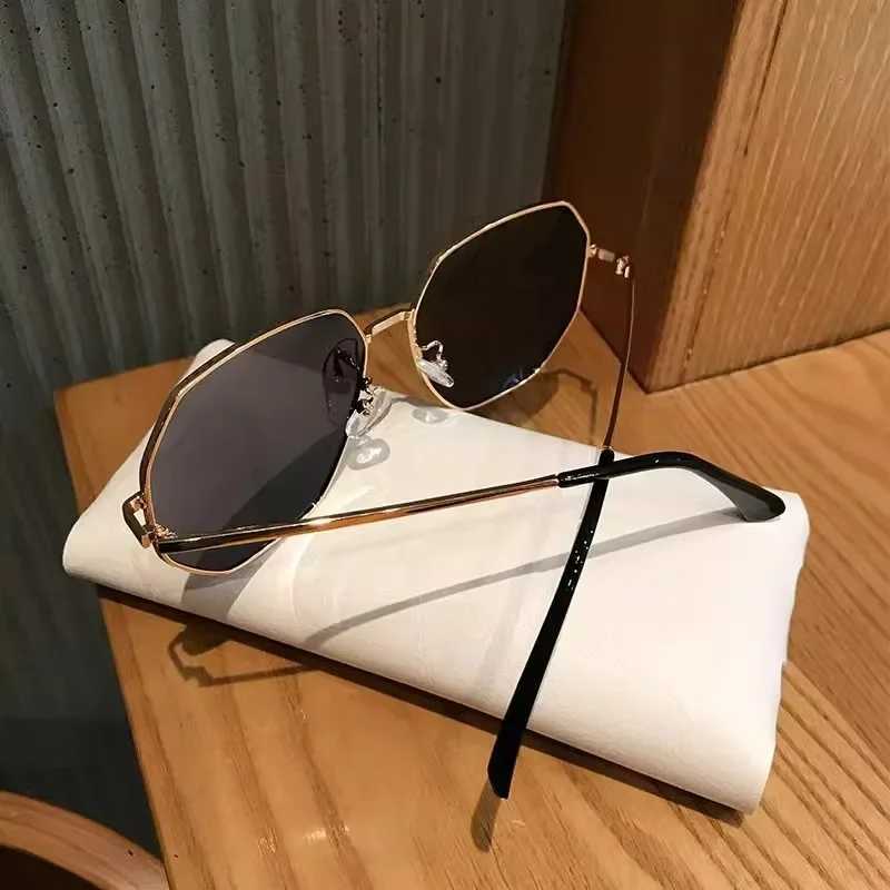 2024 New Ins Popular Hexagon Sunlasses Women Men Brand Designer Alloy Frame Polygon Beach Sun Glasses for Women Travel Eyewear Z250411