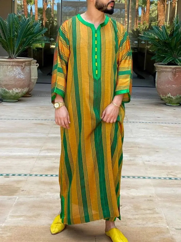 ly arrived Muslim clothing in Saudi Arabian national style clothing striped color counter loose long sleeved mens robe 250411