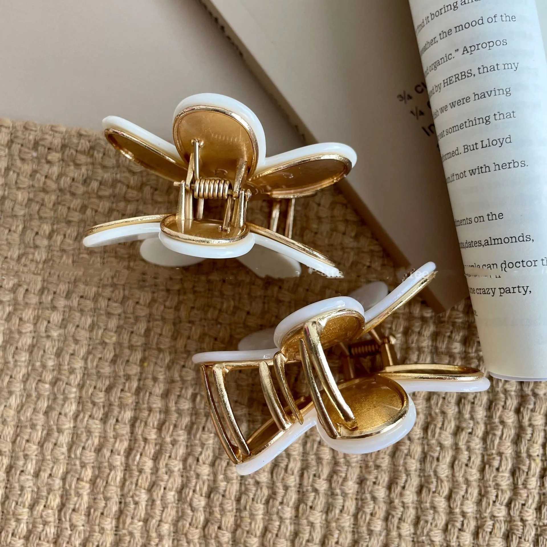 New fancy hair clip acetate claw clip retro hair clip fashionable claw clip girls hair clip Y2504012