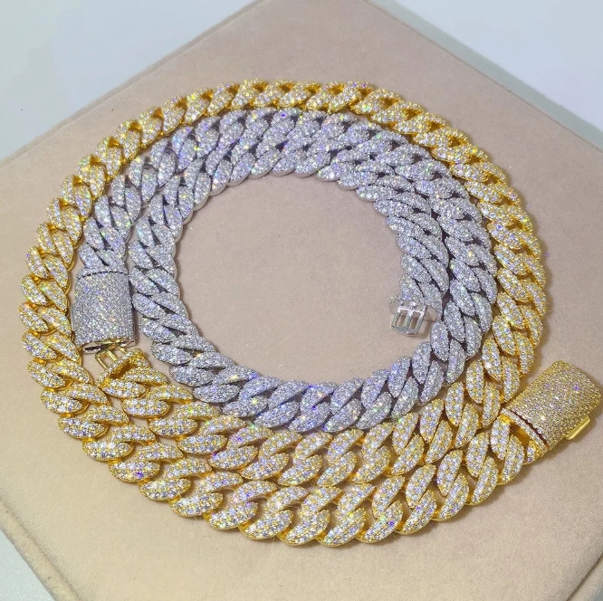 Sophisticated Men's Cuban Link Chain Featuring Dazzling 20mm Cubic Zirconia Charm