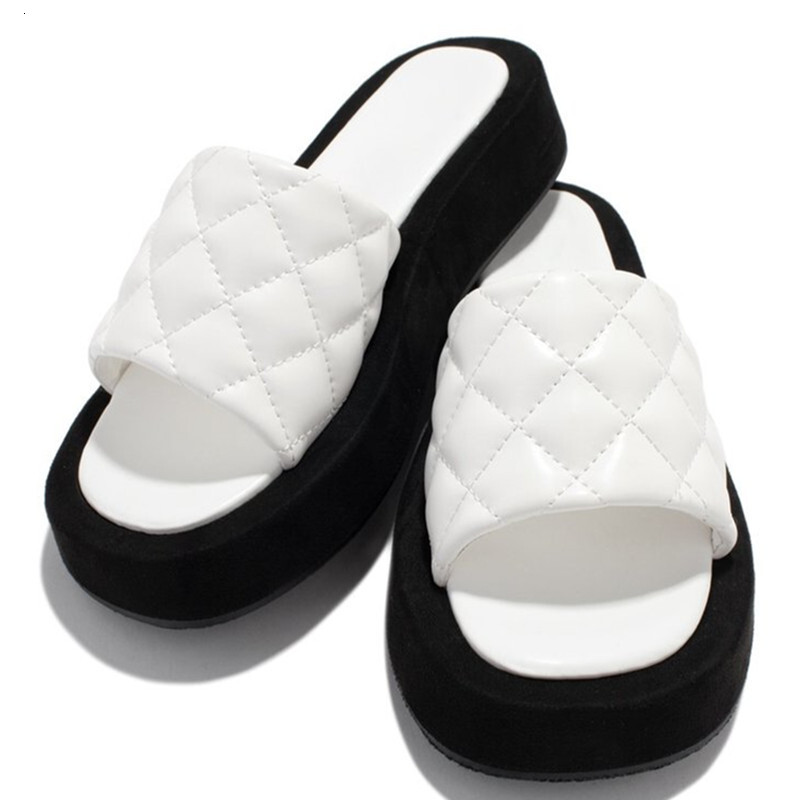 Large size shoes 2025new summer thick soled beach sandals women's slippers