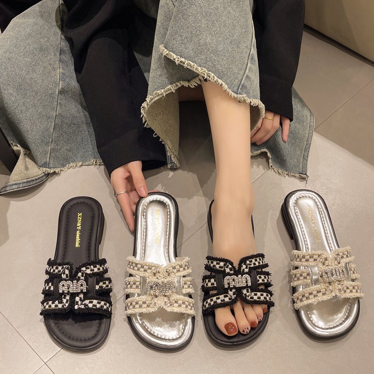 Ladies 2025 summer slippers outside wearing new summer female shoes fairy everything look flat beach flip-flops