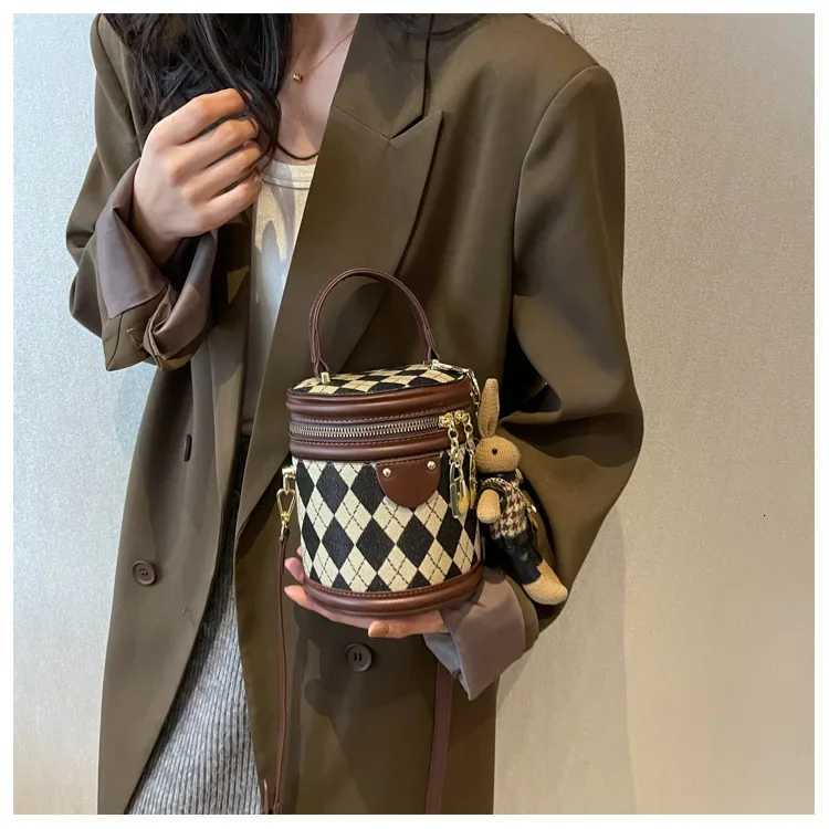 High End Fashion Womens Hand-held Bucket Bag 2024 New Versatile Mobile Phone Small Bag Casual Single Shoulder Diagonal CrossBagT2511112