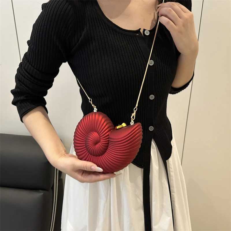 Fashion Lipstick Bag Ladies Gold Conch Dinner Bag High Quality Acrylic Super Mini Crossbody Bag Women Cute Fun Creative HandbagW251112