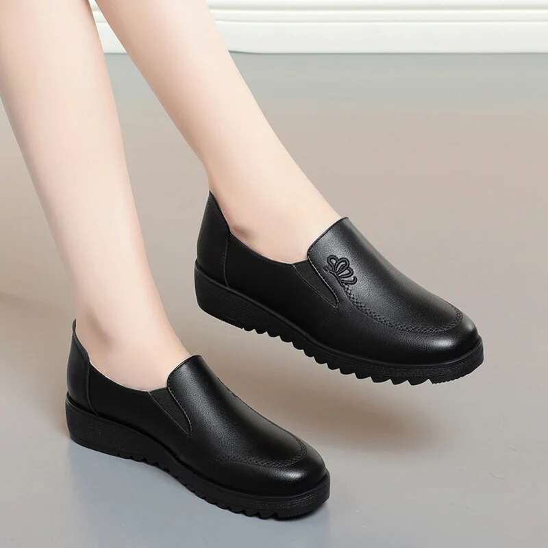 2025 new flat shoes with soft round toe, flat bottom, anti slip, women's casual designer, fashionable leather shoes