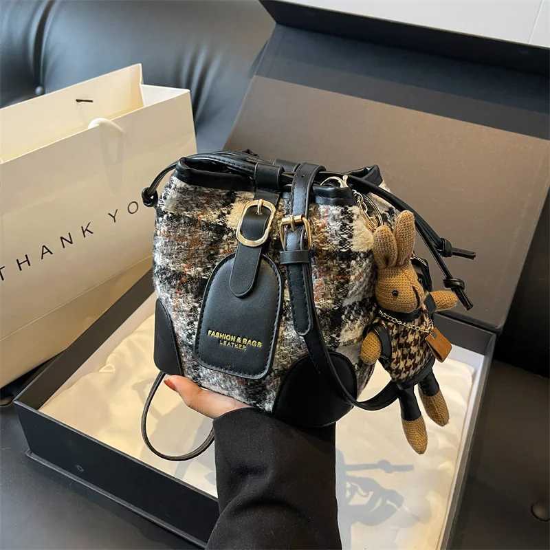 Womens shoulder bag Fi luxury designer womens small handbag PU leather cross body bucket bag womens retro handbagXJ250412