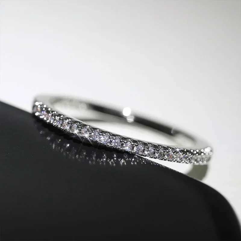 2025 New Minimalist Womens Wedding Thin Ring Bright Cube Zircon High Quality Versatile Womens Finger Ring JewelryXJ250412