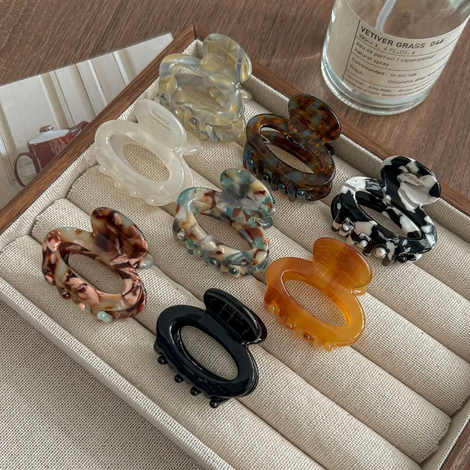 Leopard Print French designed womens hair claw clip anti slip hair claw clip thick hair accessory Y2504012
