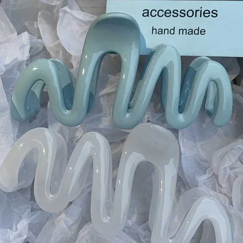 2023 Color Jelly Wave Hair Claw Womens Fashion Design Korean Sweet Simple Irregular Hair Clip Wear Wholesale Y2504012