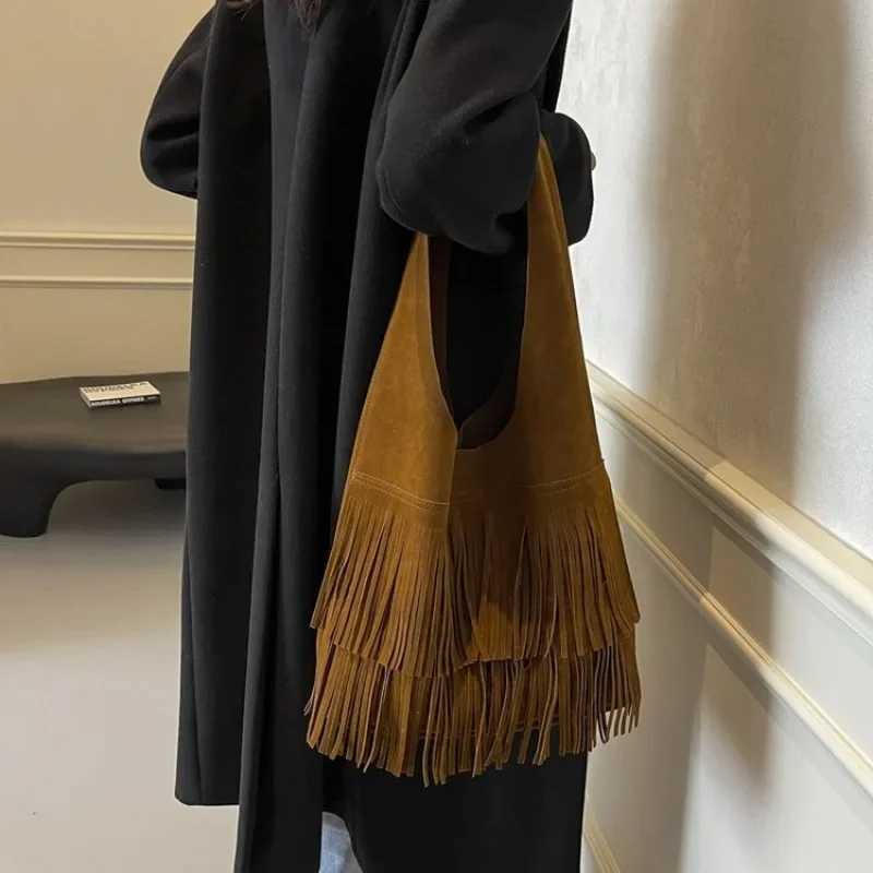 High end minimalist handbag 2025 autumn/winter foldable tassel single shoulder womens large capacity frosted bucket bagXJ250412
