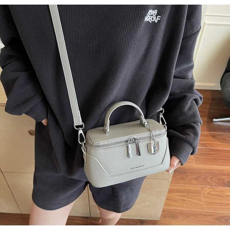 Fashionable Elegant Leather Crossbody Bag for Stylish Women with Vintage Design and Luxury CapacityW251111