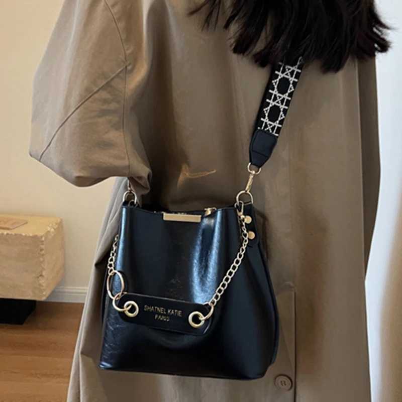 Large capacity commuting womens new one shoulder slanted bucket bagXJ250412