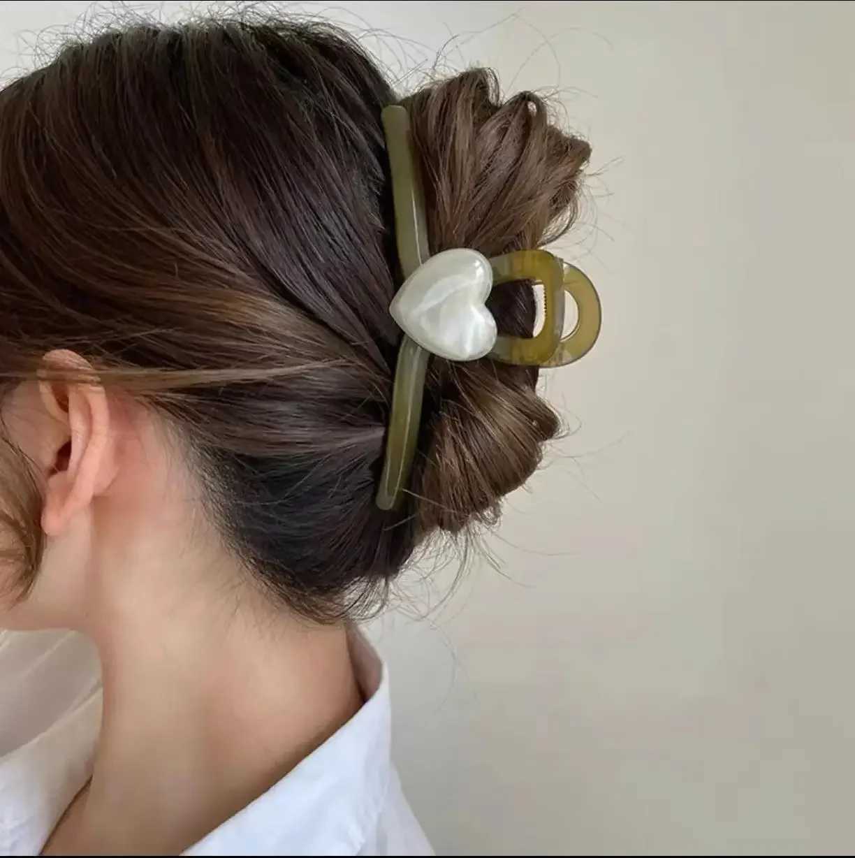 Exquisite and Minimalist Womens Elegant Love Hair Scraper High School Hairpin Backspoon Shark Clip Girls New Headwear Y2504012