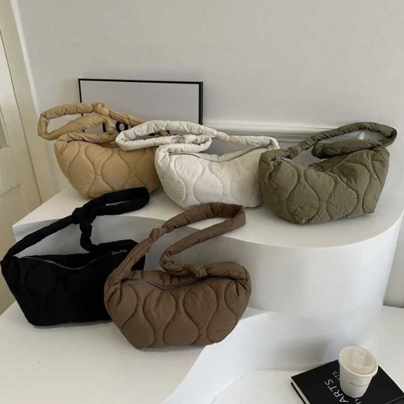 Puffer Shoulder Bag for Women Quilted Cloud Bubble Bag Soft Down Cotton Padded Tote Purse Trendy Solid Colors Crossbody HandbagT2511112