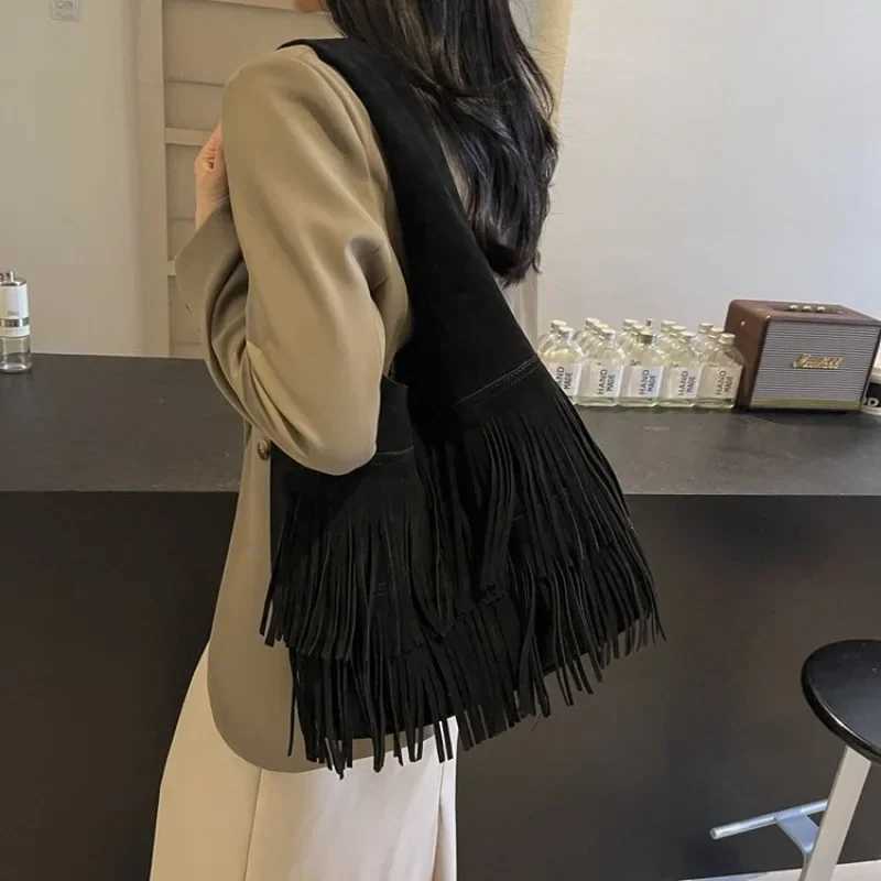 High end minimalist handbag 2025 autumn/winter foldable tassel single shoulder womens large capacity frosted bucket bagXJ250412