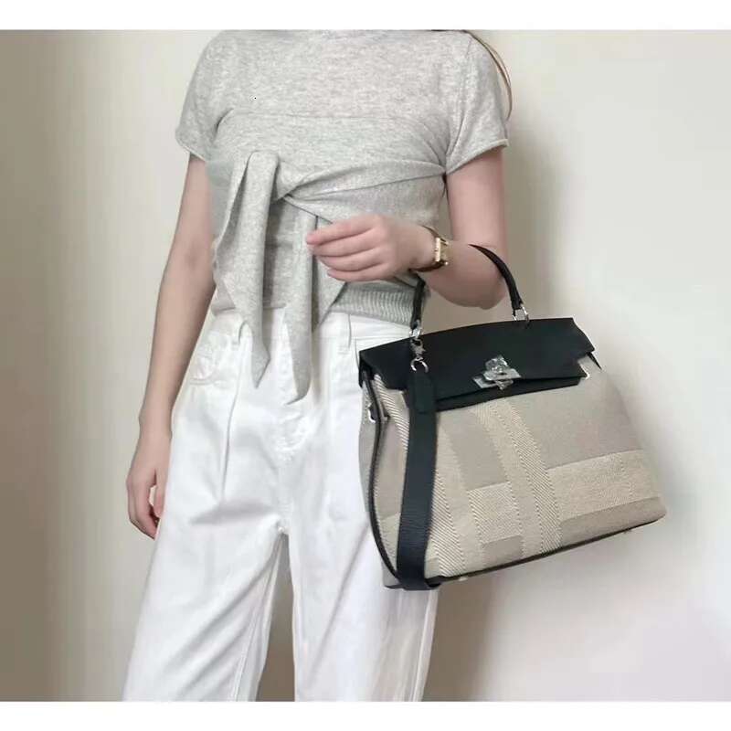 High-Sense Large-Capacity Checkered Leather Large-Size Commuter Handbag Single-Shouldered Notebook Lock Tote Bag