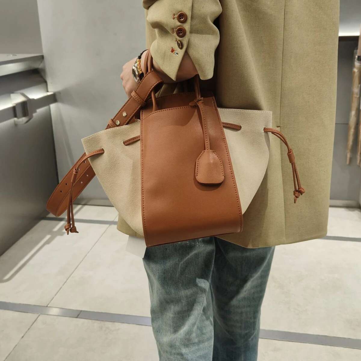 Top Layer Cowhide Wing 2025 New Niche Design Genuine Leather Drawstring Single Shoulder Crossbody Women Hand Bucket Bag
