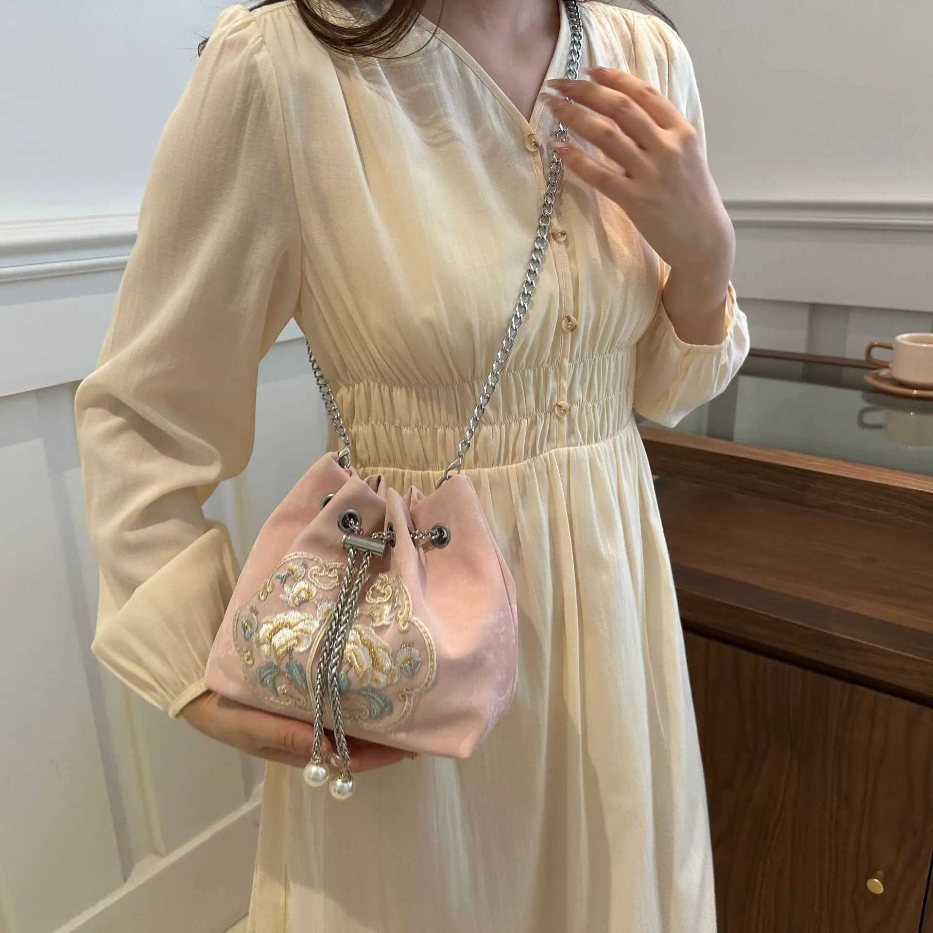 Chinese style womens handbag 2025 new sturdy and beautiful chain bag niche single shoulder cross bucket bagXJ250412