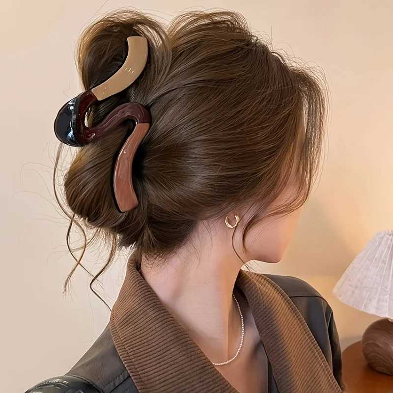 Large wave hair claw clip designed by French minimalists for women high-end shark clip 2025 new style Updos hair accessories. Y2504012