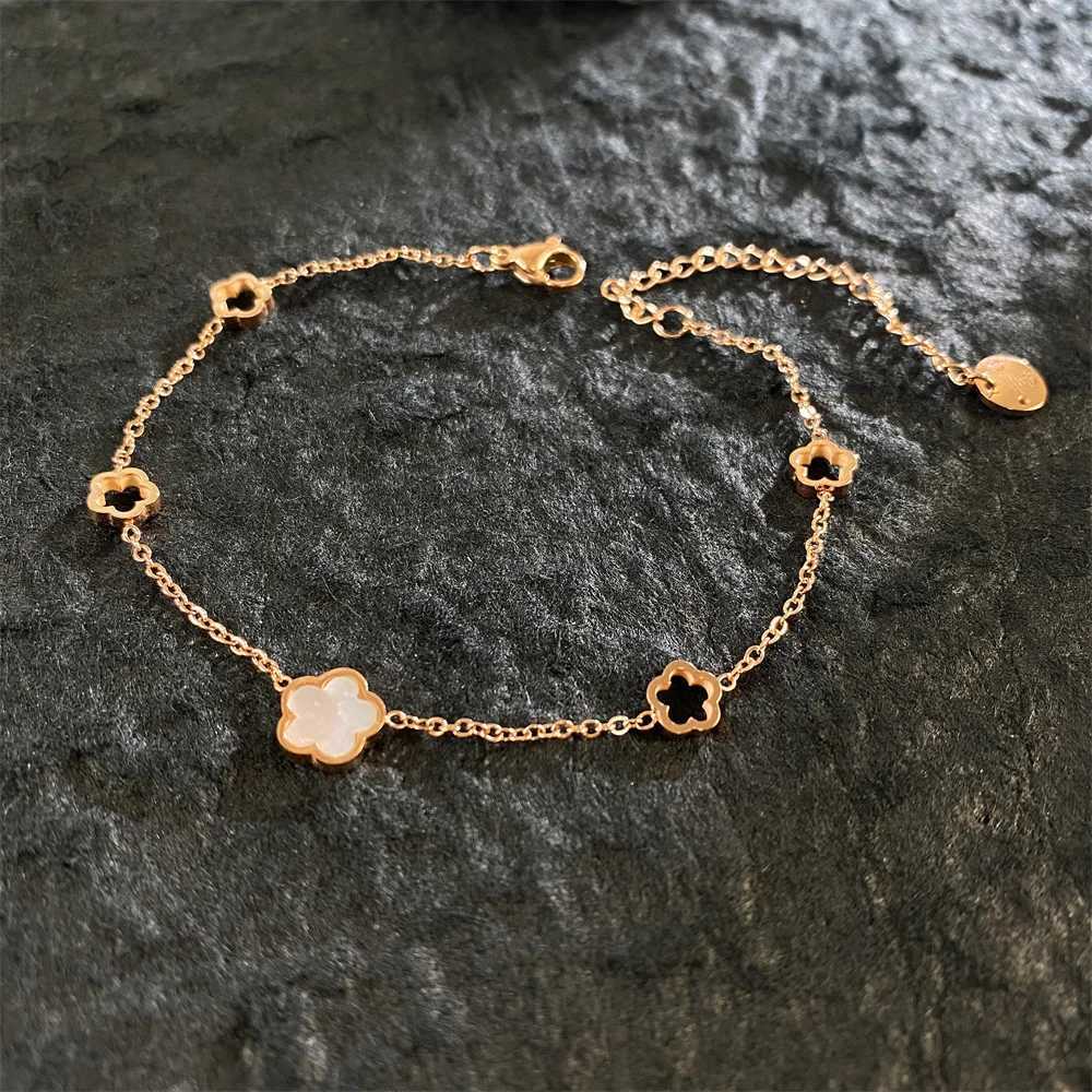 2024 Cute Daisy Flower Charm Bracelet for Women Stainless Steel White Shell Five Leaf Flowers Chian Bracelet Jewelry GiftC250411
