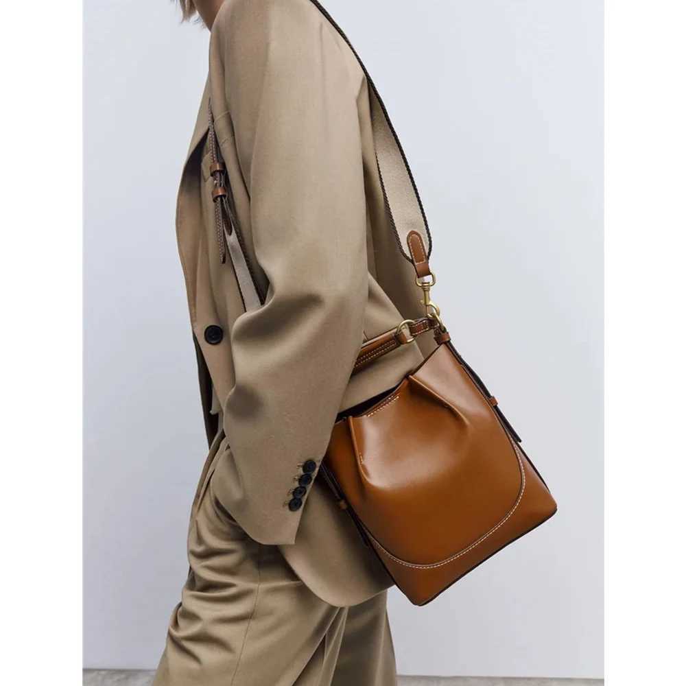 Fi wide shoulder strap bucket bag high-quality shoulder bag mini wallet and handbag womens designer bag 2024 cross body bagXJ250412