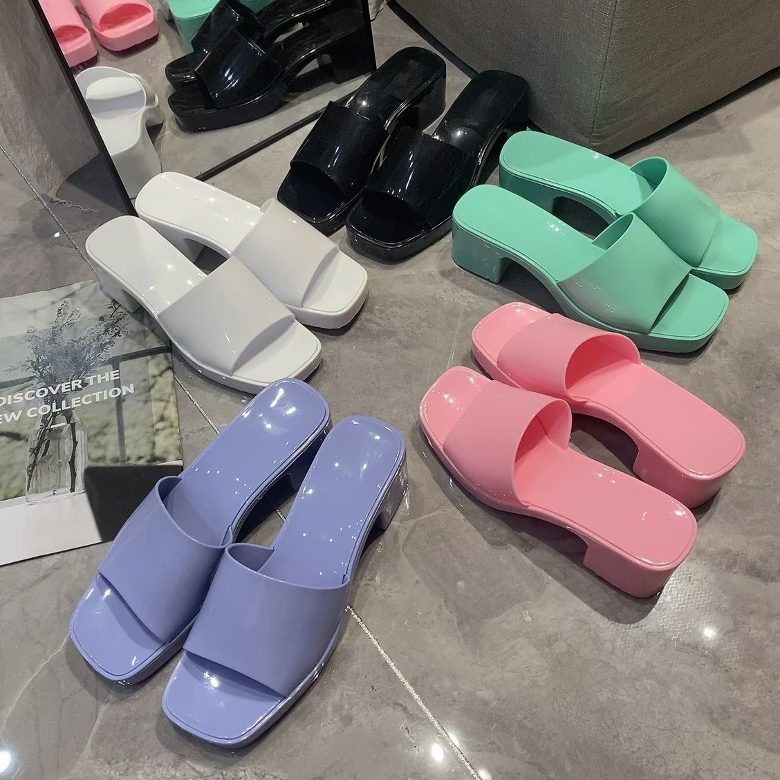 Luxury Womens Sandals Designer Rubber Slippers Candy Color Flat Bottom Jelly Outdoor Beach Slippers