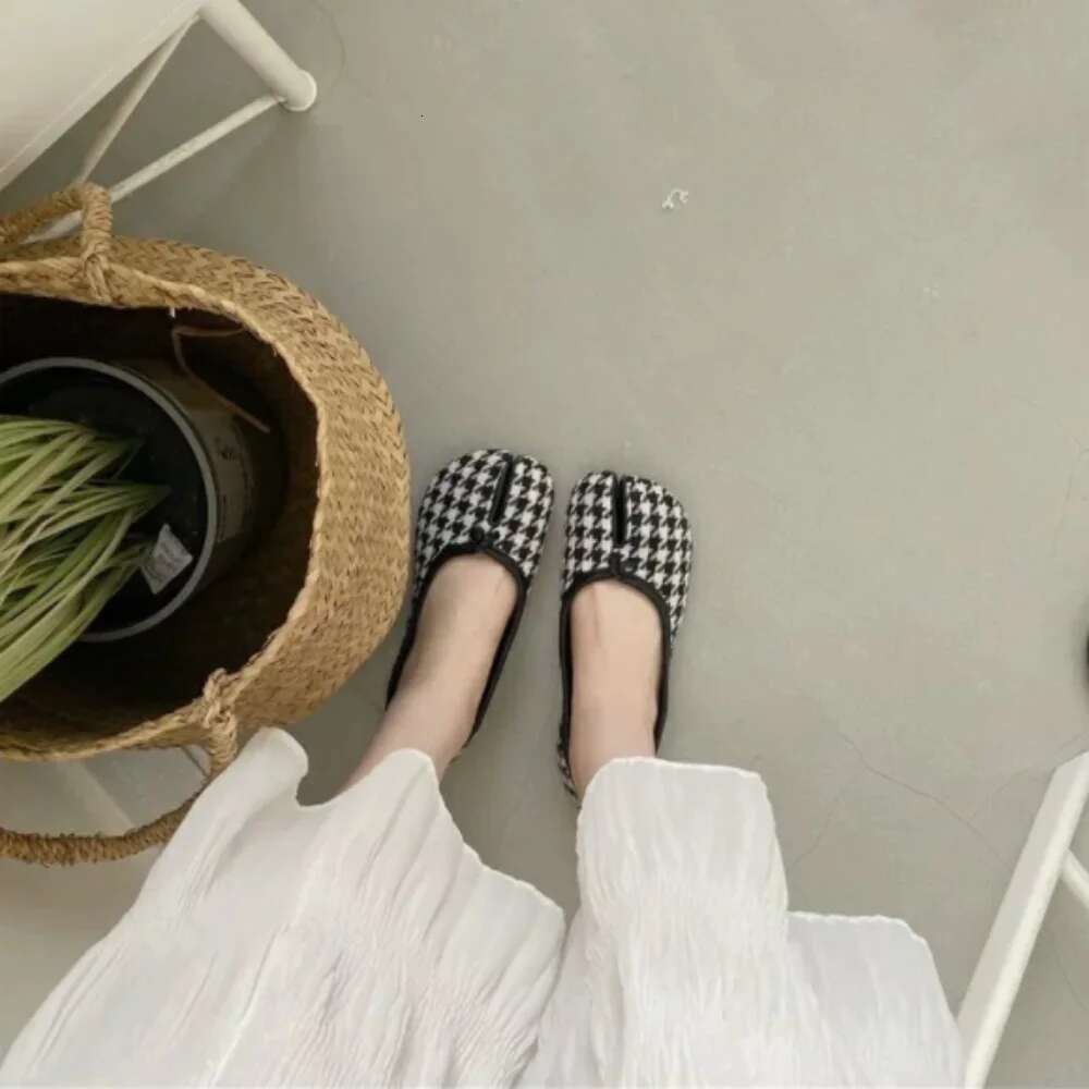Individualized Women Spring Summer Retro Soft Small Leather Flat Loafers Split-toe Slacker Single Shoe Mujer