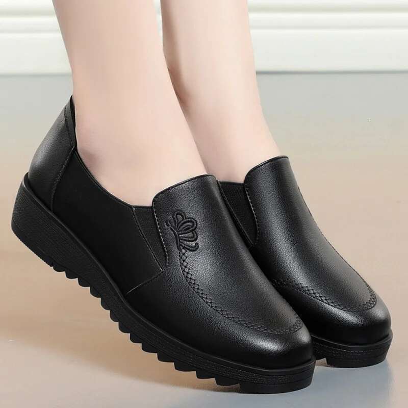 2025 new flat shoes with soft round toe, flat bottom, anti slip, women's casual designer, fashionable leather shoes