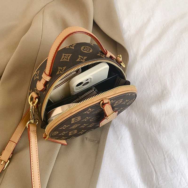 Fashionable Commuter Crossbody Bag - Casual Vintage Leather Handbag with Large Capacity ArtW251111