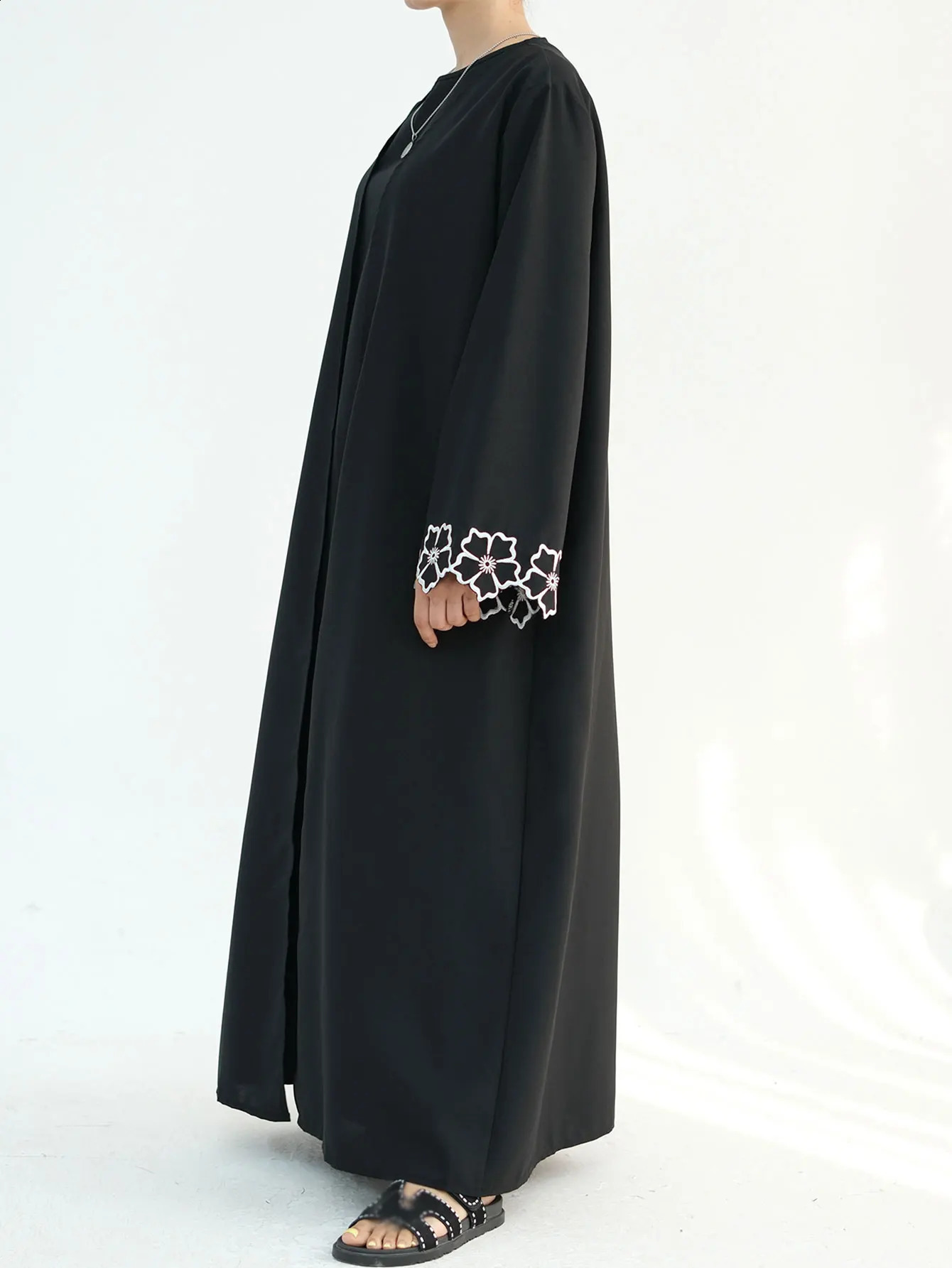 Black Muslim Abaya Dress with Intricate Tailored Cuff y for Middle Eastern Women Ideal Eid al Fitr Clothing 250411