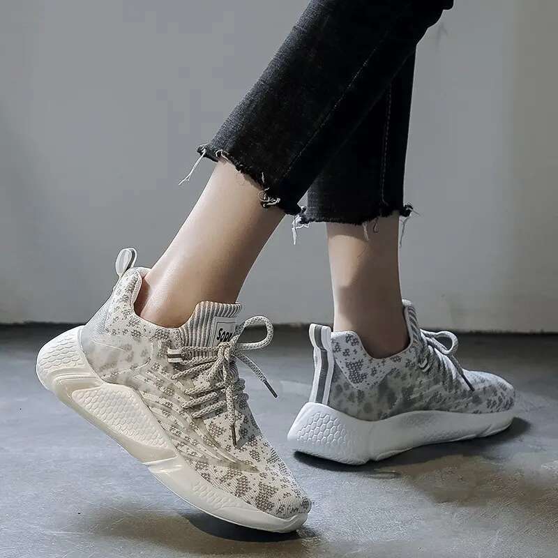 2025 Summer New Running and Leisure Lightweight Designer Fashion Walking Shoes Breathable Women's Outdoor Sports Tennis Shoes