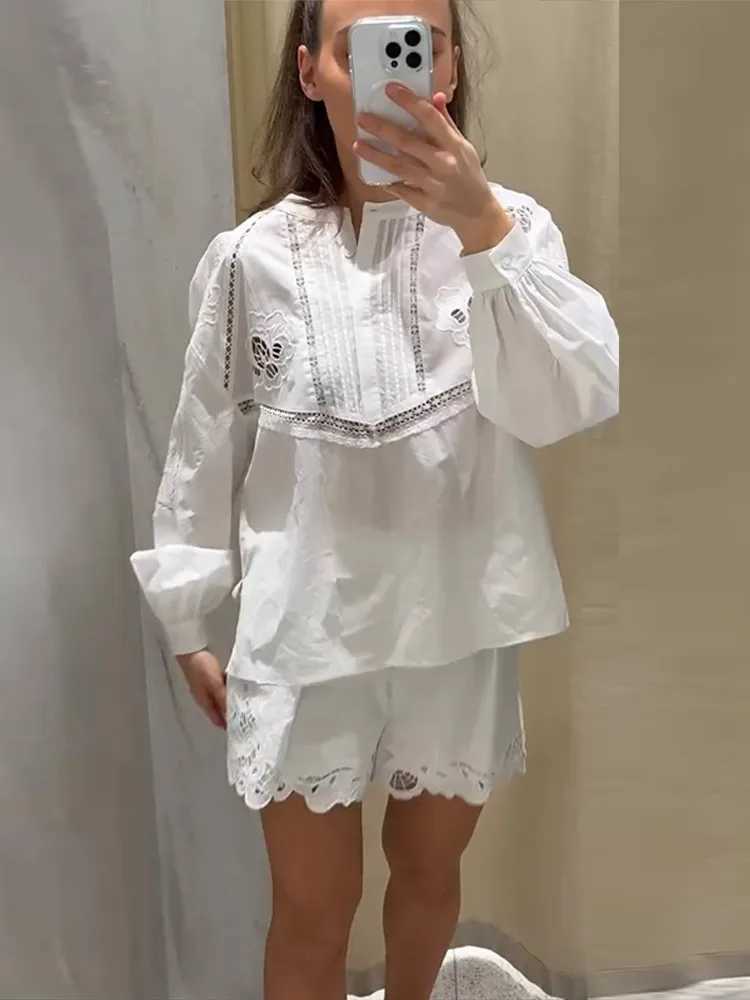 Fashion womens long sleeved embroidered top lace loose shorts set elegant hollow shorts set 2025 summer new womens 2-piece setXJ250411