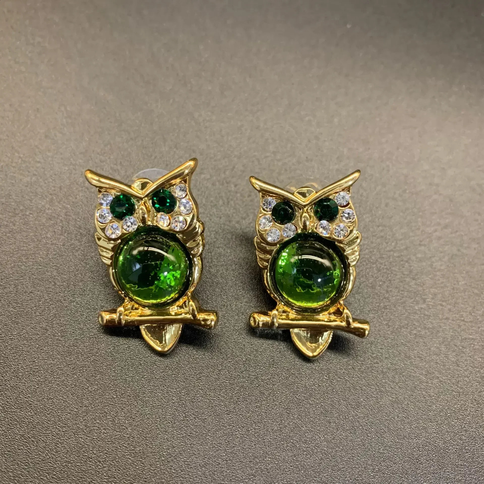 The unique and cute owl shape made of glass material is sweet and comes in two colors red and pink earrings 250409