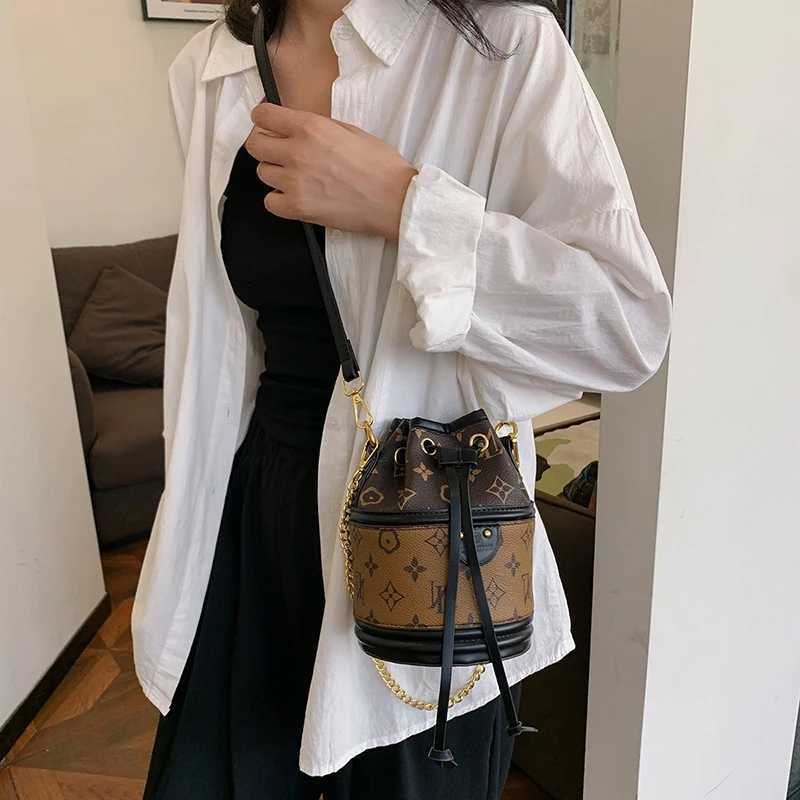 Elegant Minimalist Crossbody Bag For Women - Stylish Vintage Leather Handbag With Textured Design Luxury LetterW251111