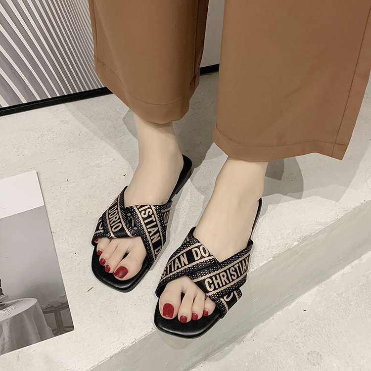 Ladies 2025 summer new foreign trade plus-size net red slippers outside Europe and the United States fashion casual everything a word flat slippers sh