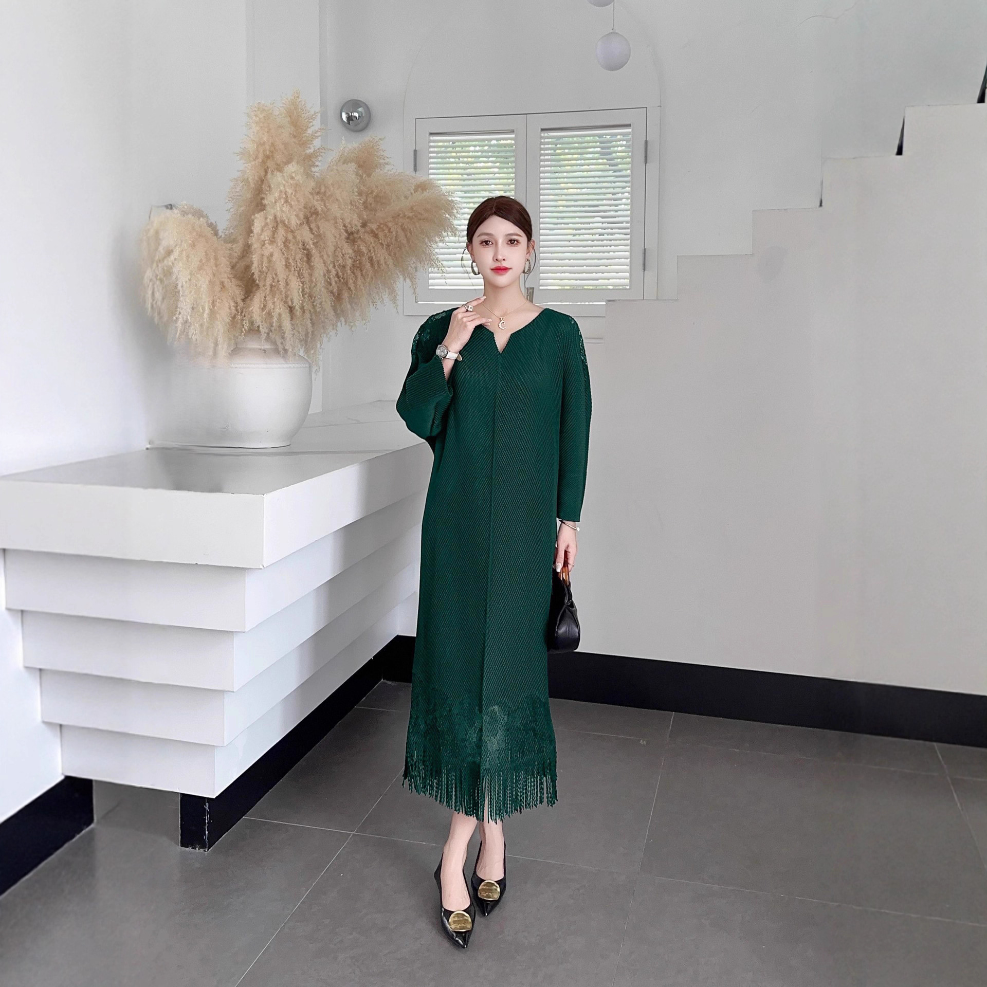 A3303 Pleated dress with tassel trim at the hem, V-neck, long sleeves, mid-length, Miyake dress