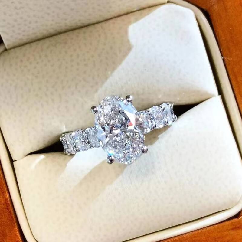 Yu Ying Elegance of an 3CT Oval VVS Moissanite Diamond 18K White Gold Wide Band Fine Jewelry Wedding Rings for Woman Brides