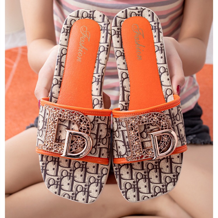 Ladies 2025 summer new net red fashion slippers outside to wear casual everything good flip flops flat non-slip foreign trade letter D decorative sand